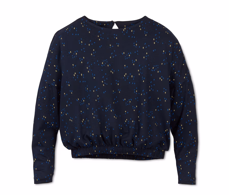 Ein blaues Mädchen-Shirt mit Muster.