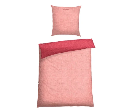 Rosa Bettwäsche-Set aus Bettbezug und Kissenbezug mit strukturierter Oberfläche. Der Kissenbezug trägt die Aufschrift „SCHIESSER“. Der Bettbezug ist hellrosa mit einem dunkelroten umgeschlagenen oberen Rand.
