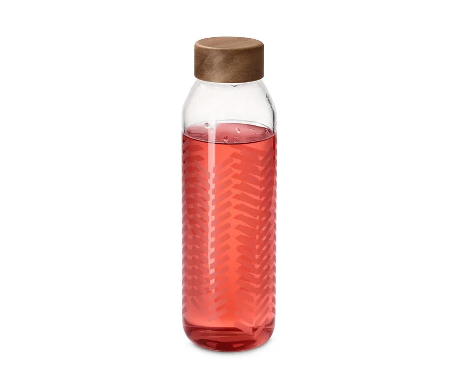 Eine To-go-Trinkflasche mit braunem Deckel und rotem Inhalt.