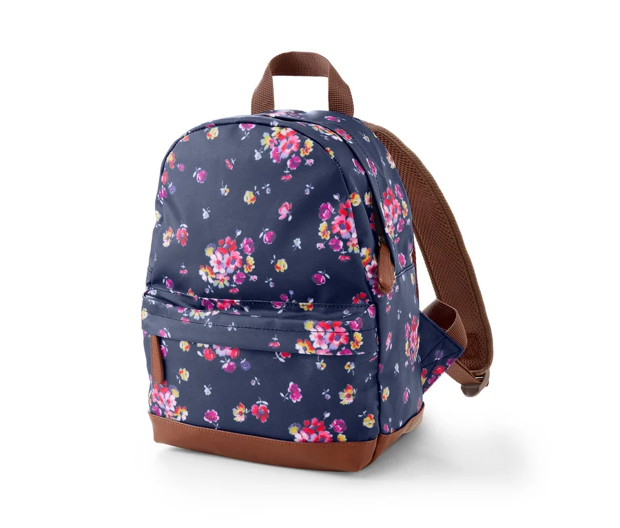 Ein blauer Rucksack mit Blumenmuster auf weißem Hintergrund.