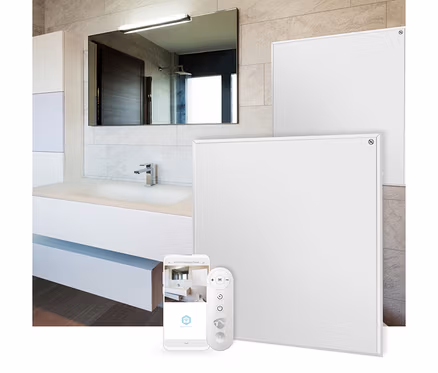 Modernes Badezimmer mit Waschbecken, Spiegel und zwei weißen, rechteckigen Infrarot-Heizpaneelen an einer gefliesten Wand. Ein Smartphone zeigt eine Heizpaneel-App neben einer weißen Fernbedienung.