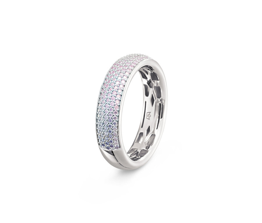Nahaufnahme eines Rings aus 925er Silber mit Zirkonia "Premium Collection".
