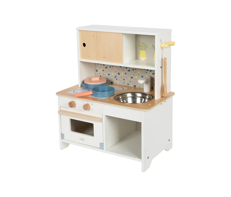 Die small foot Kinderküche »Terrazzo« in Weiß und Holzoptik mit Kochfeld, Spüle und Ofen.