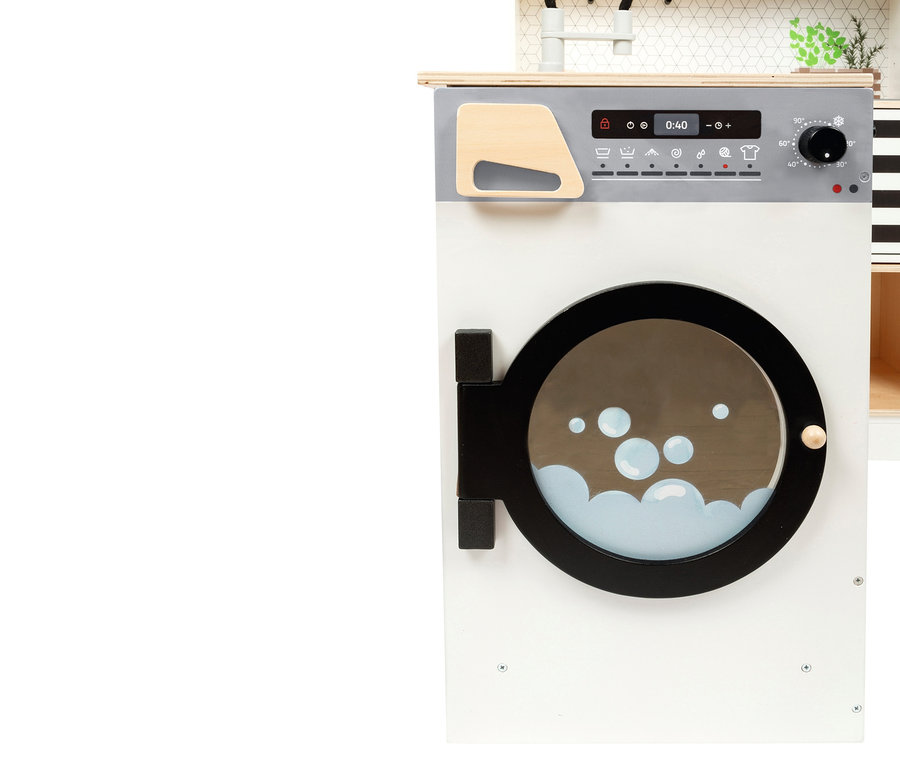 Die Waschmaschine, als Teil der small foot Kinderküche modular XL, hat eine schwarze, kreisförmige Öffnung mit einer Abbildung von Blasen.