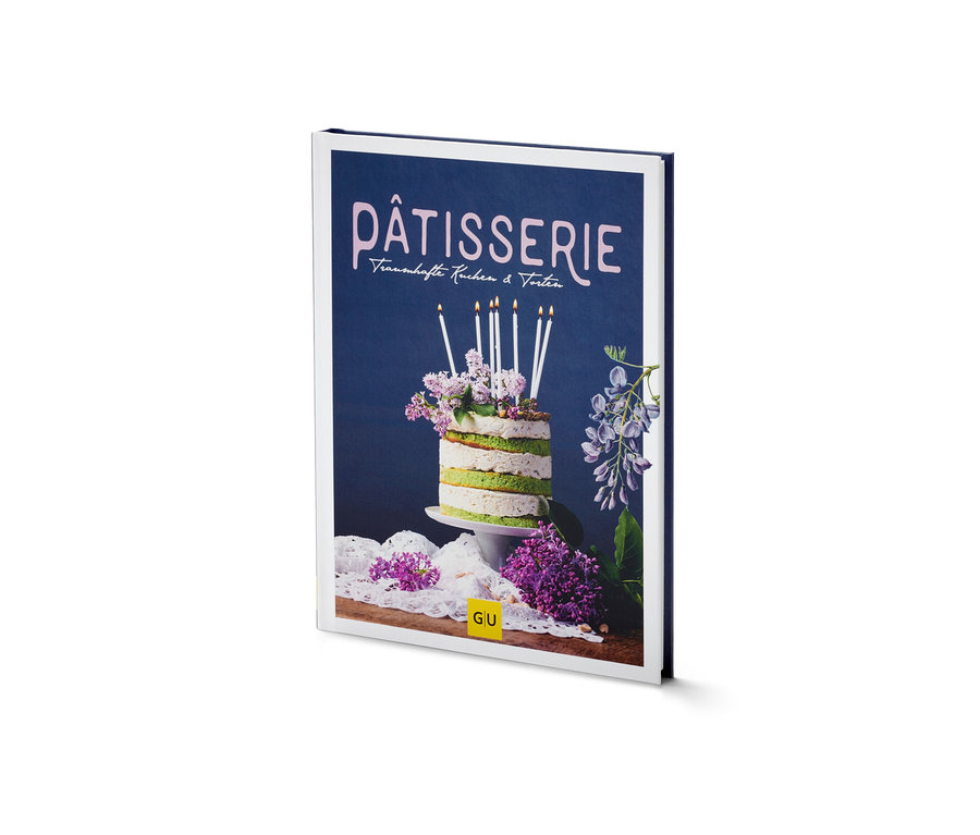 Nahaufnahme des Buches „Pâtisserie“ mit einem Bild einer mit Blumen verzierten Torte.