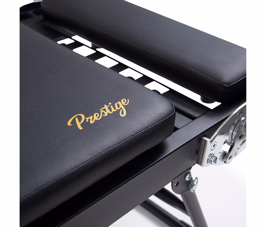 Nahaufnahme eines schwarzen Christopeit Pilates Reformer 2000 mit goldener "Prestige"-Aufschrift auf einem Polster.