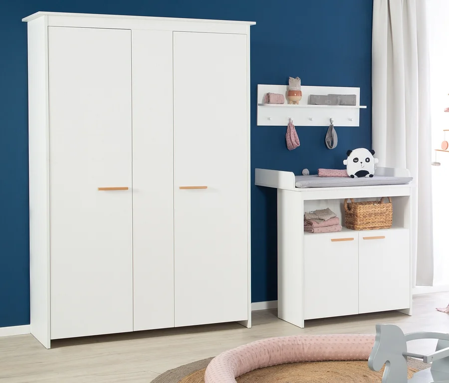 Kinderzimmer mit weißen Möbeln und blauer Wand. Zu sehen ist die roba Wickelkommode »Anton«.