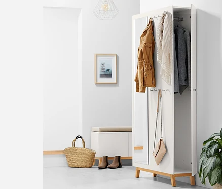 Offener multifunktionaler Flurschrank mit brauner Jacke, Schal und grauem Sakko im Inneren, eine Handtasche hängt an der Seite.