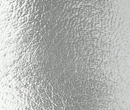 Detailaufnahme eines silbernen Plateau-Sneakers aus Leder.