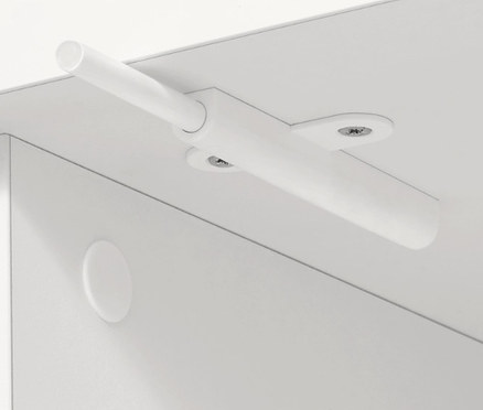 Detail eines weißen Möbels mit Öffnungsmechanismus.