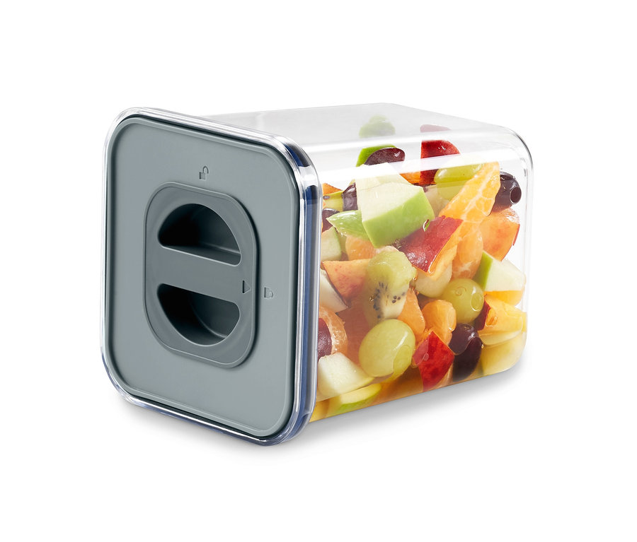 Obst befindet sich in einer von 2 Vakuum-Frischhaltedosen.