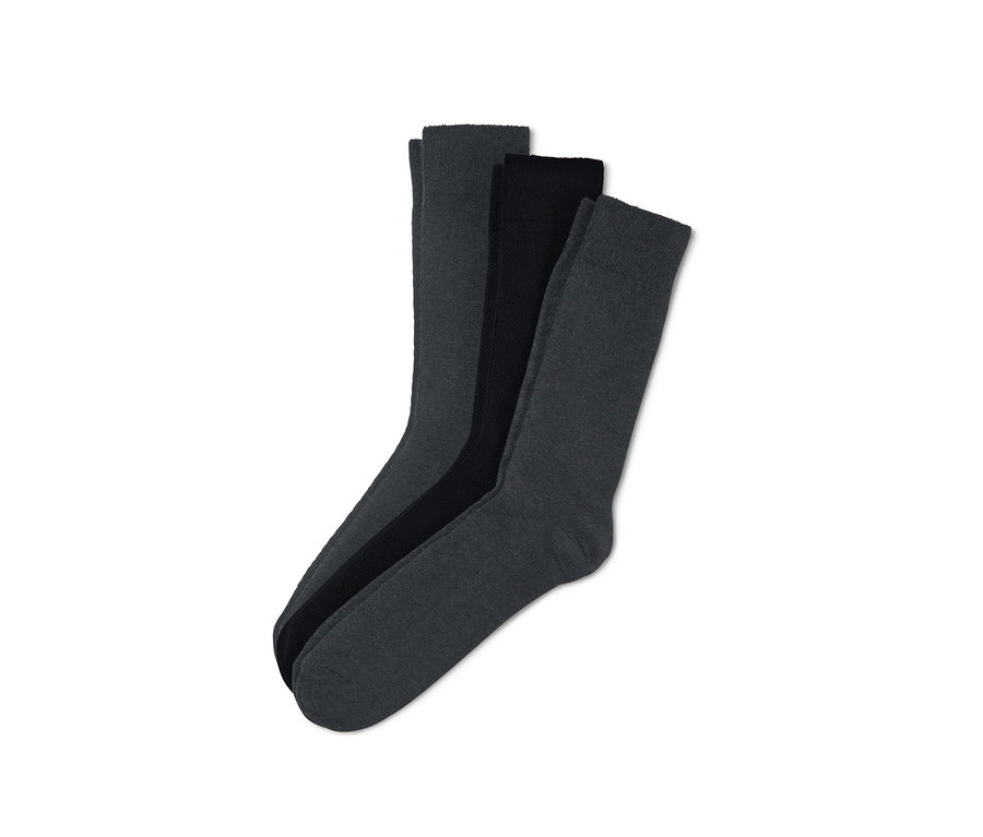 Drei Paar Socken.