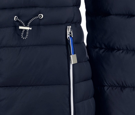 Detailansicht eines Steppmantels mit Kapuze.