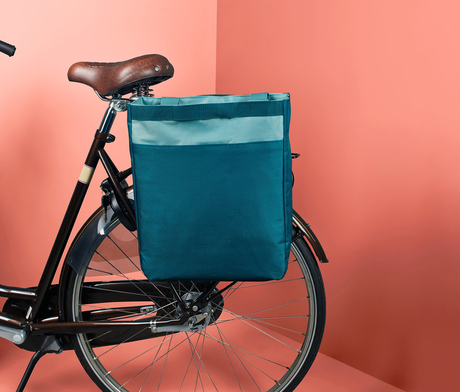 Eine Fahrrad-Kühltasche ist an einem Fahrrad befestigt.