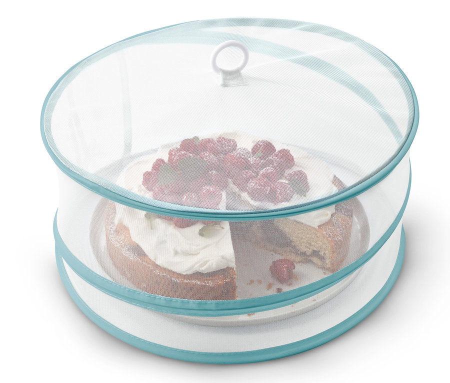 Torte mit Himbeeren unter einer faltbaren Abdeckhaube.