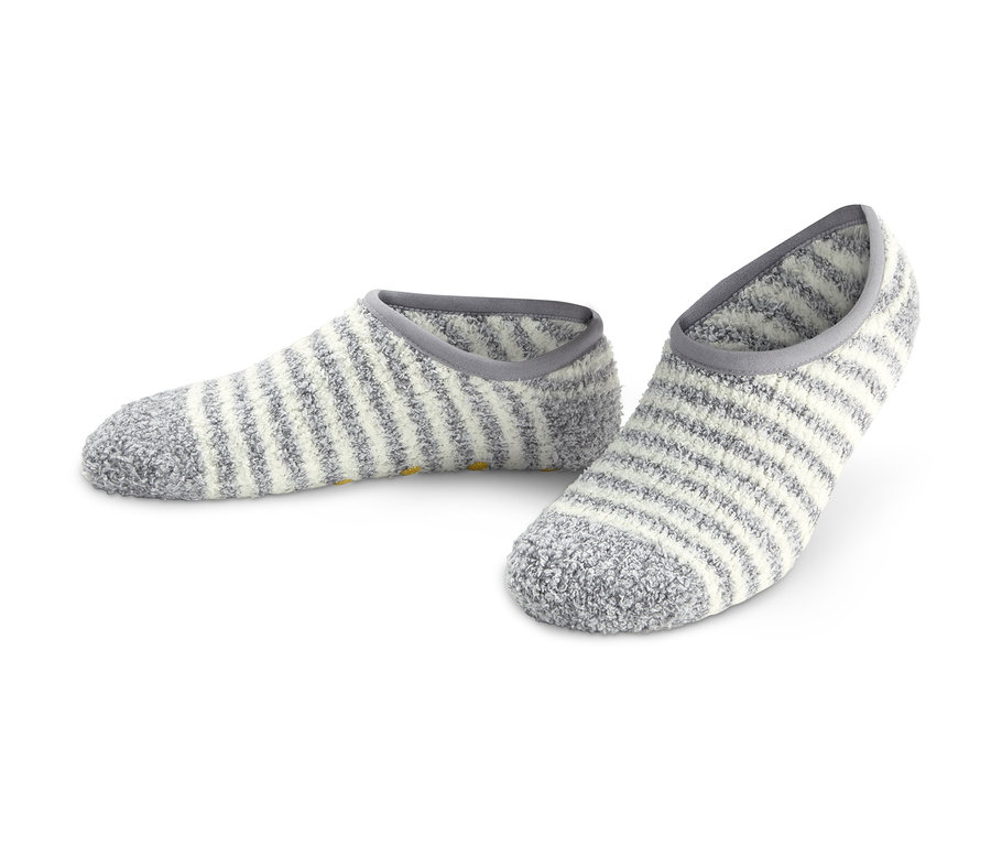 Zwei Paar grau und weiß gestreifte Hausschuhsocken.