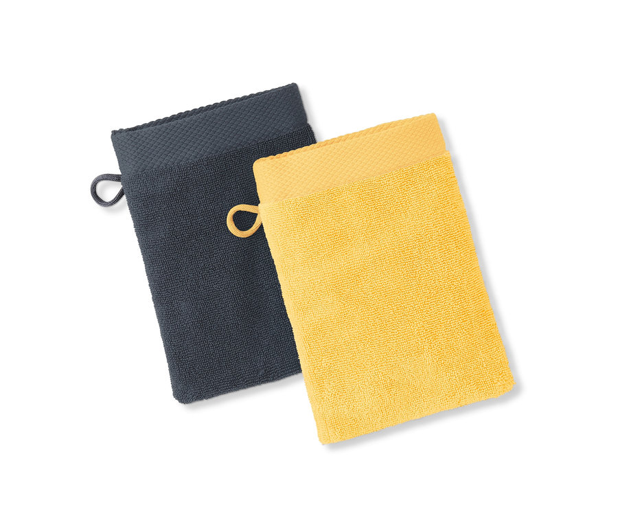 Zwei Waschlappen, einer anthrazit, einer gelb.