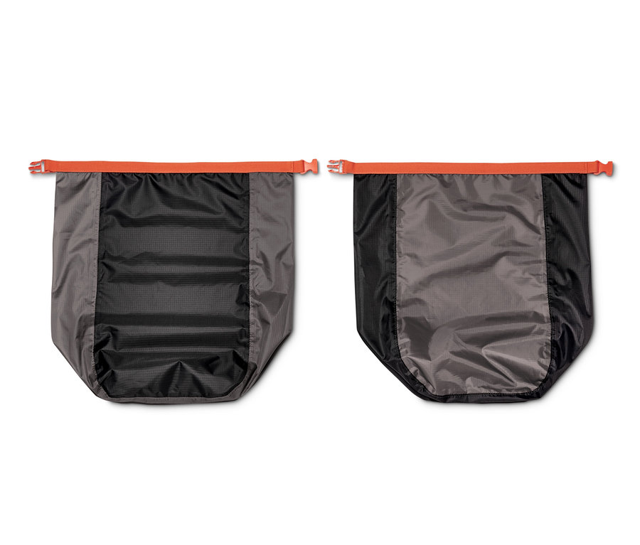 Zwei wasserfeste Packsäcke.