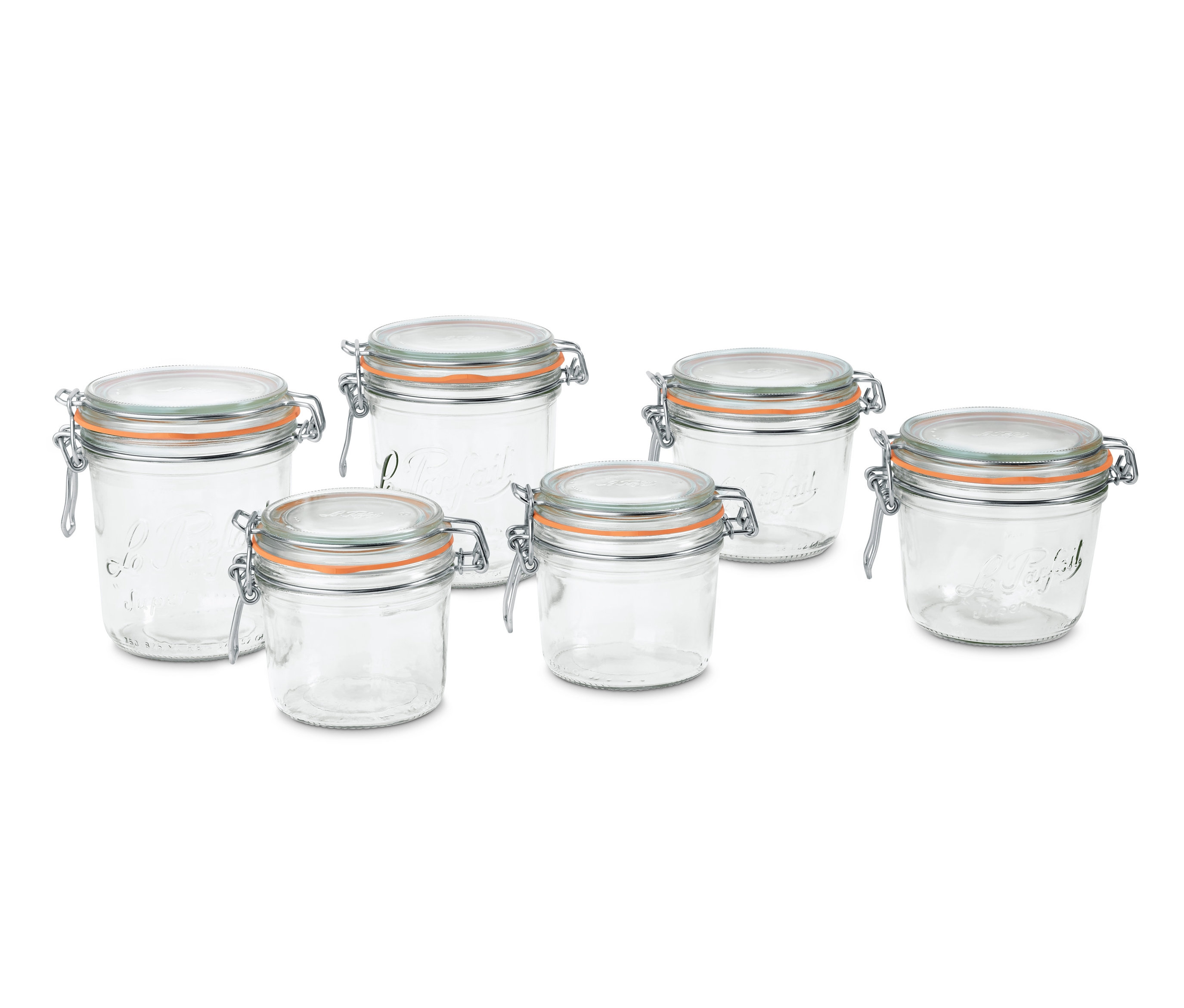 Sechs »Le Parfait Super Terrine« Einmachgläser auf weißem Hintergrund.