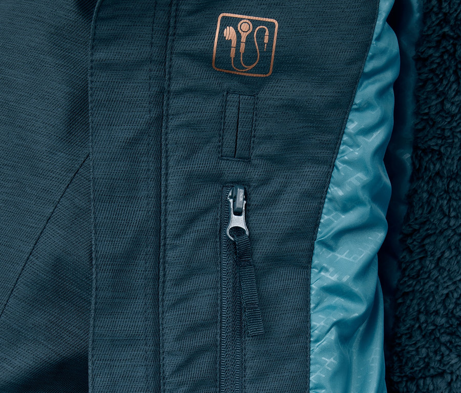 Detailansicht einer petrolfarbenen Ski- und Snowboardjacke.