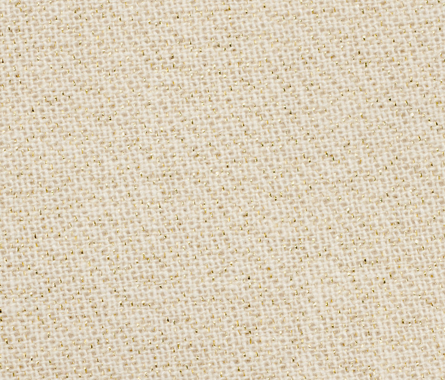 Detailaufnahme einer beigen Tannenbaumdecke mit goldenen Akzenten.