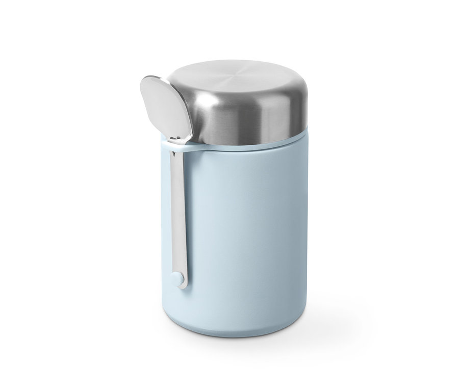 Ein blauer To-Go-Thermobehälter mit silbernem Deckel und Löffel.