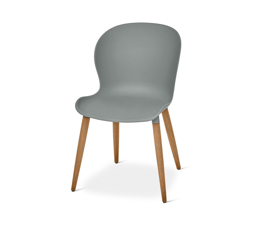 Grauer Stuhl aus Balkonset mit recyceltem Kunststoff.