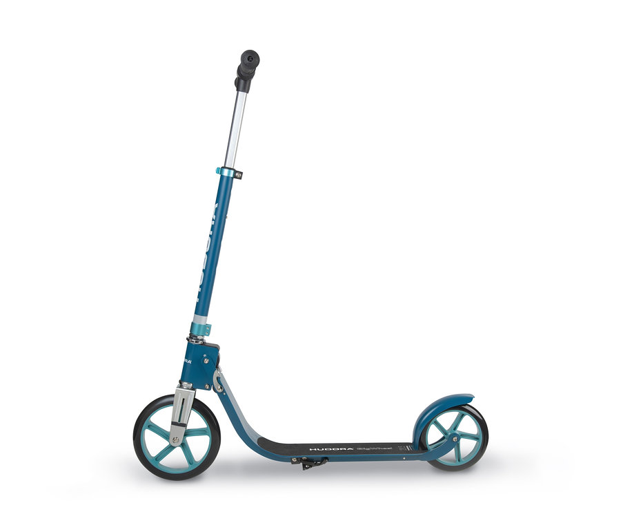 Blauer HUDORA Scooter BigWheel 215 vor weißem Hintergrund.