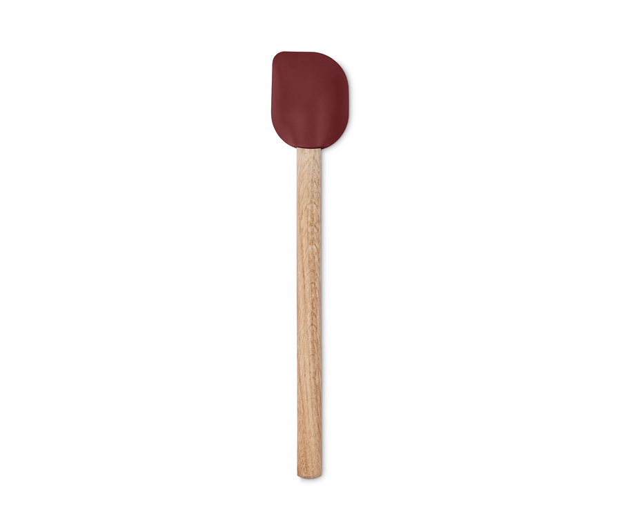 Roter Kochlöffel mit Holzgriff auf weißem Hintergrund.