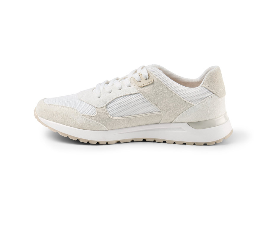 Ein Veloursleder-Sneaker auf einem weißen Hintergrund.