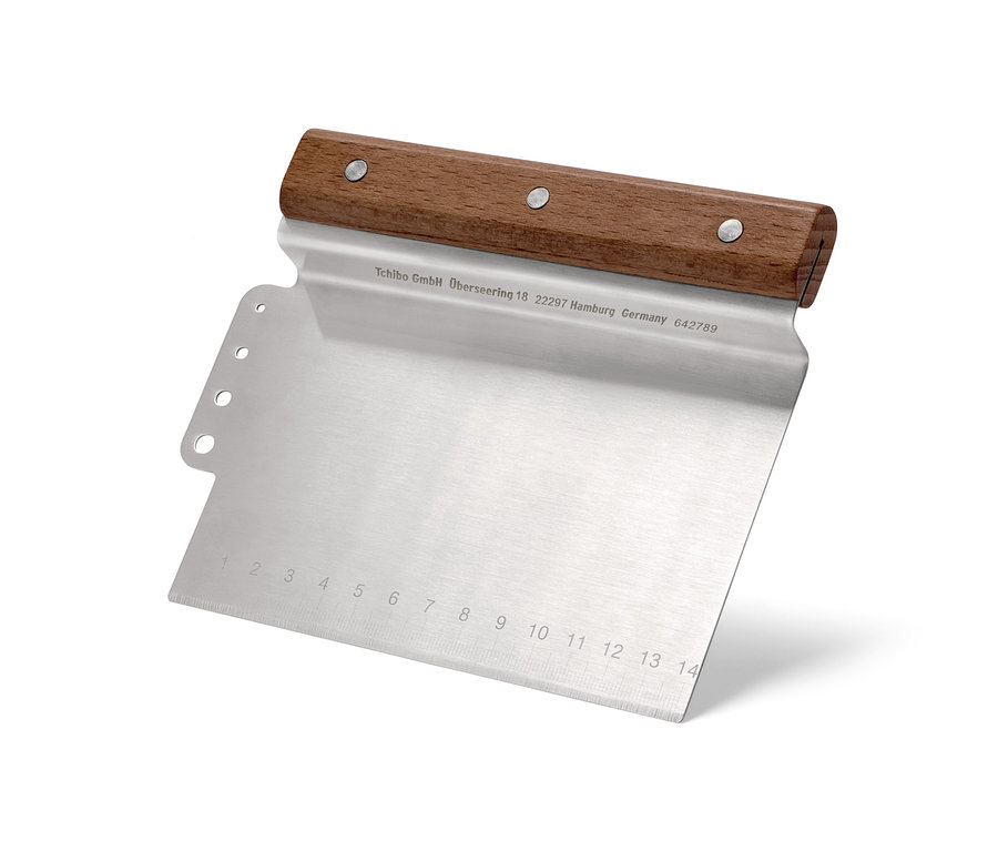Ein 2-in-1-Teigschneider mit Holzgriff und Metallklinge mit Skala.