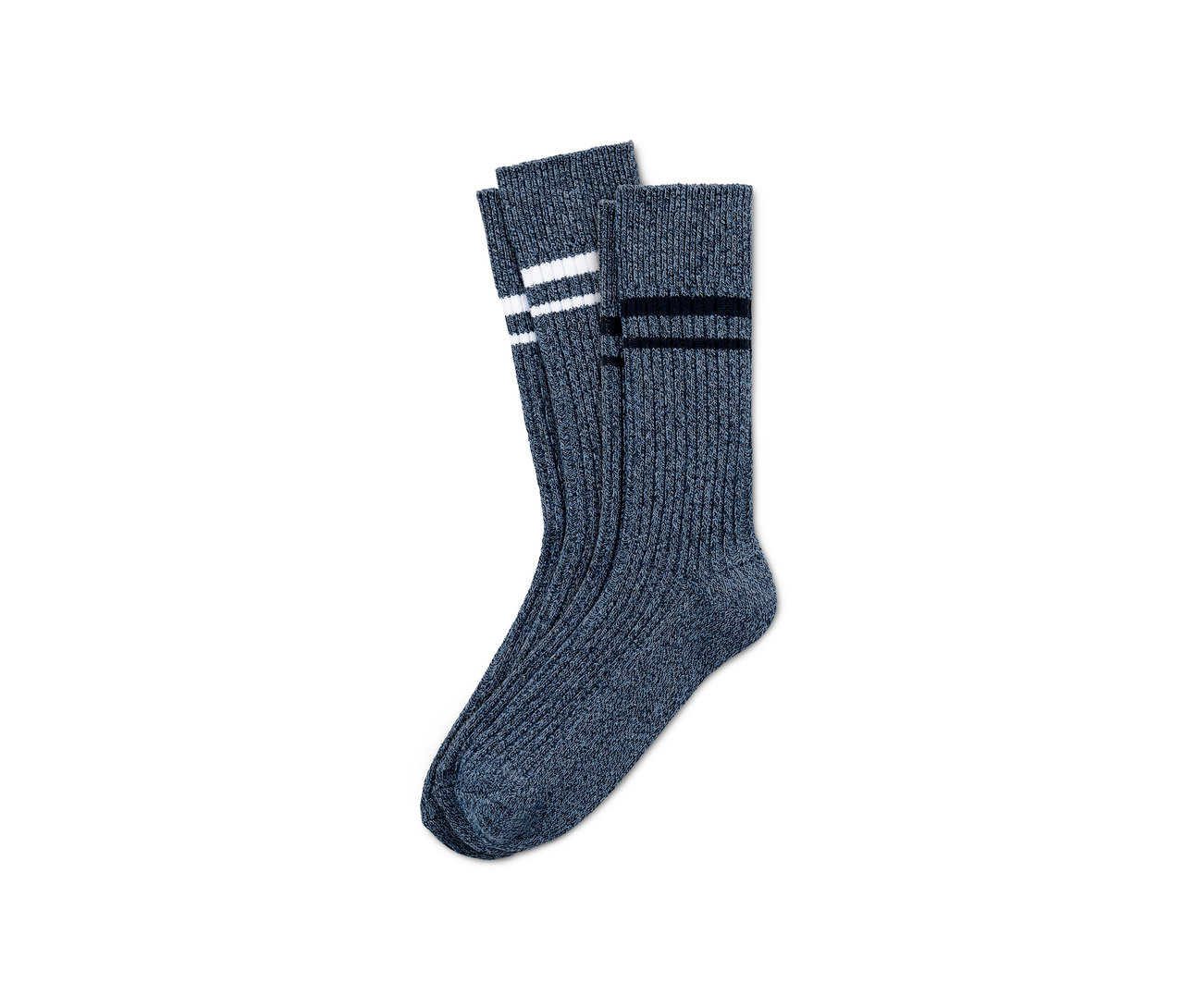 Zwei Paar blaue Socken mit Streifen liegen auf einem weißen Hintergrund.