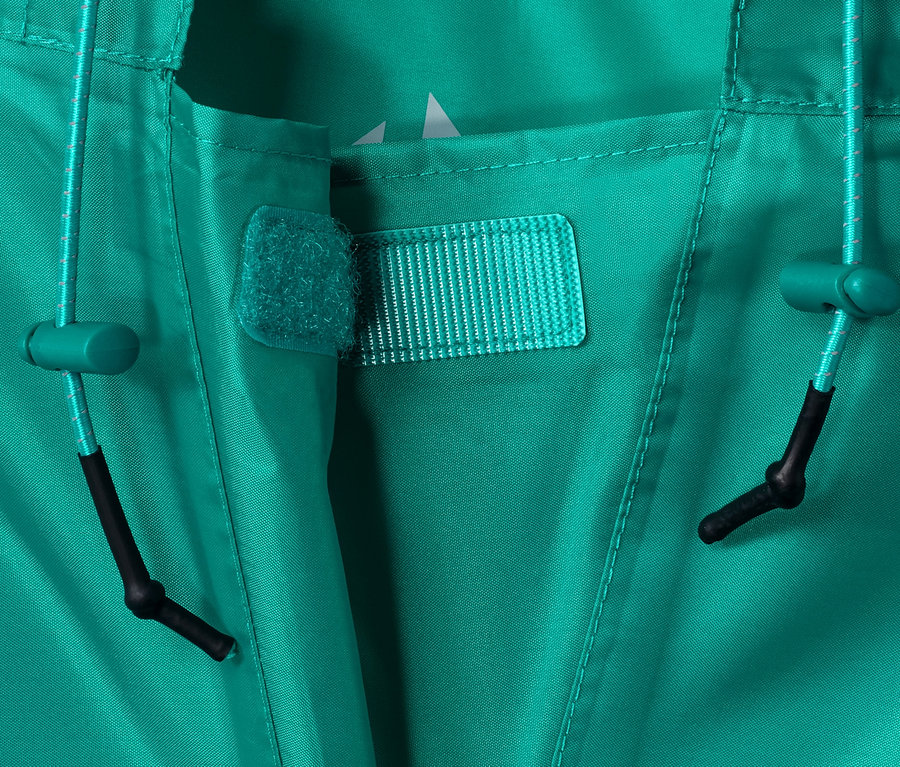 Detailansicht eines grünen Unisex-Regenponchos.
