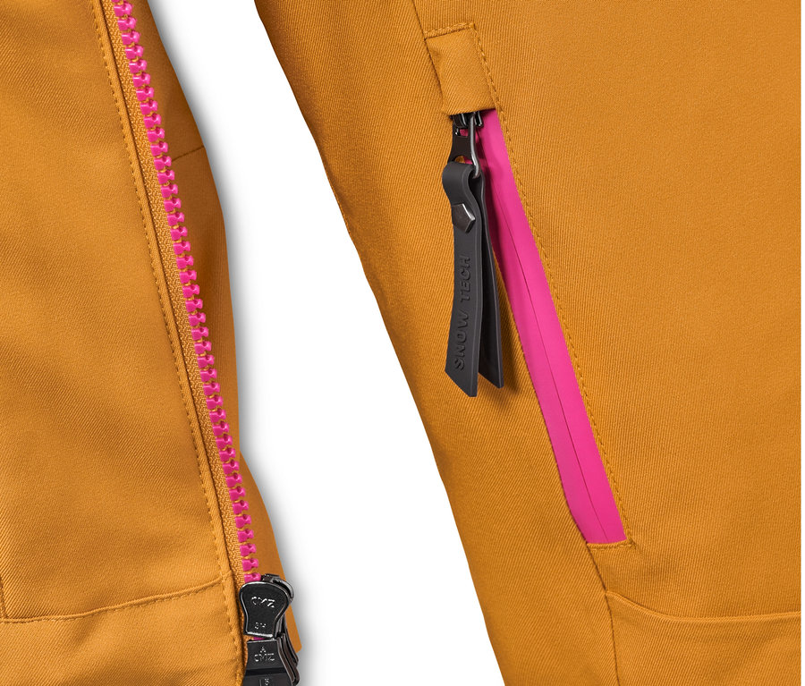 Detail einer gelben Skijacke mit pinkem Reißverschluss.
