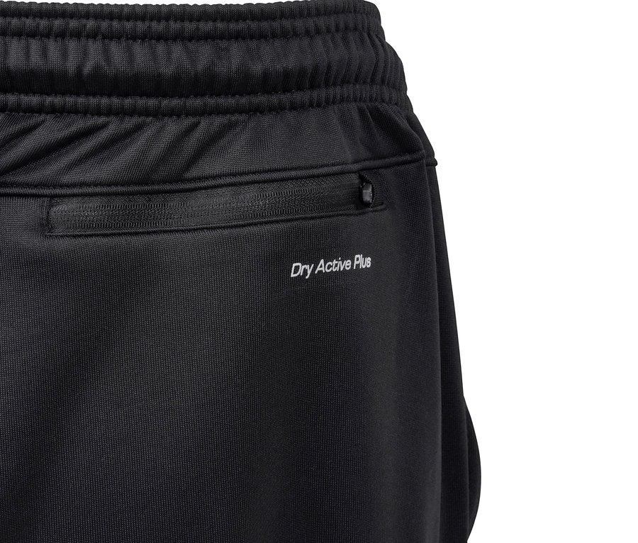 Detailaufnahme einer schwarzen Trainingshose.