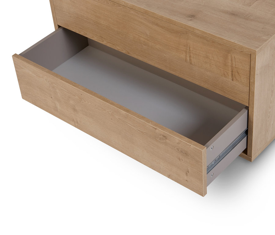 Ein Regalmodul »Flemming« mit geöffneter Schublade im Eichendekor.