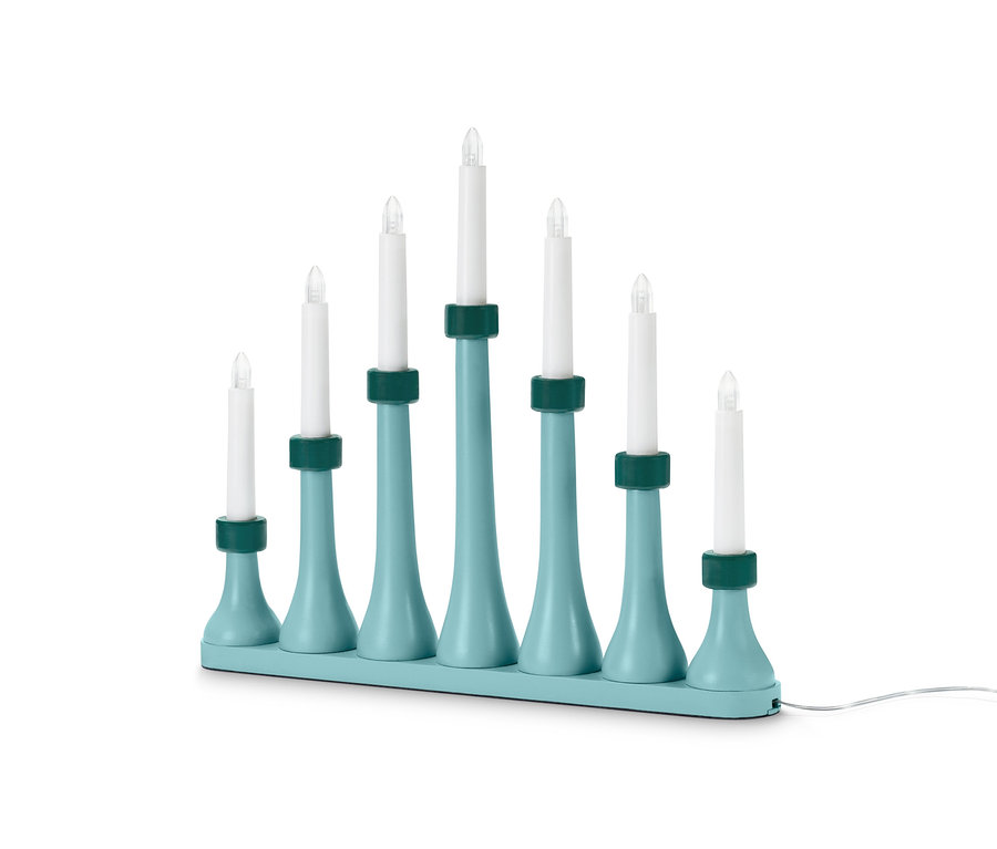 Eine blaue LED-Kerzenpyramide mit sieben Kerzen.