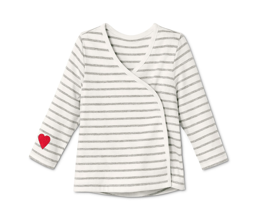 Baby-Starter-Set aus Bio-Baumwolle mit grauen Streifen und rotem Herz auf dem Ärmel.