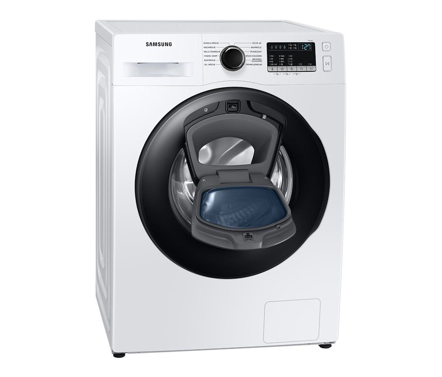 Nahaufnahme einer Samsung-Waschmaschine »WW7QT4543AE/EG« mit geöffneter Tür. Im Inneren der Trommel ist Kleidung zu sehen.