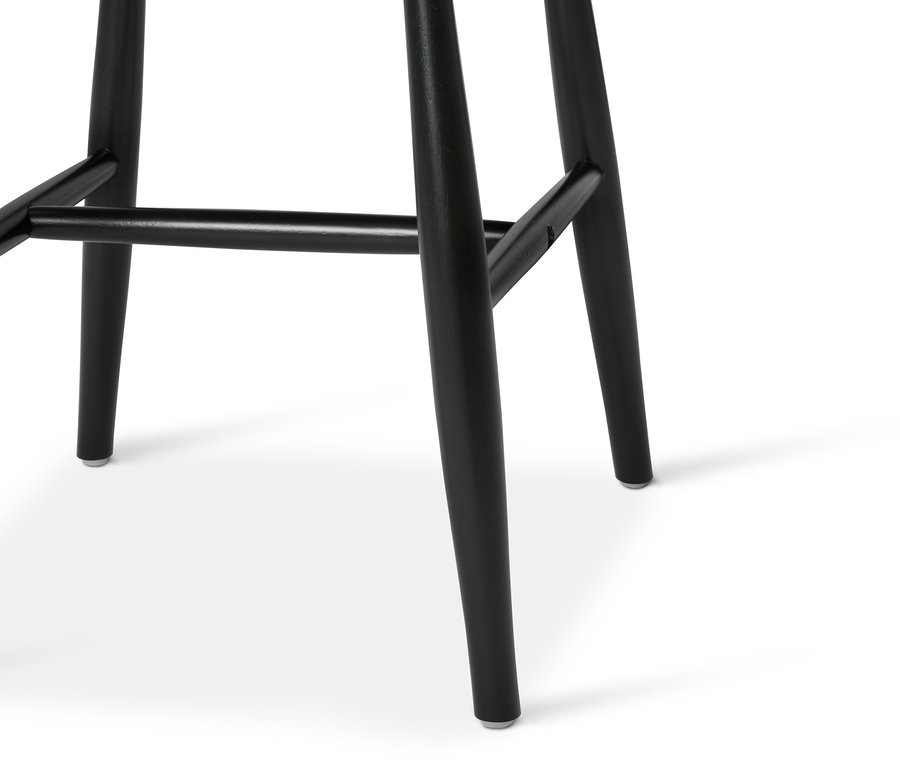 Detailaufnahme eines schwarzen Windsor-Stuhls.