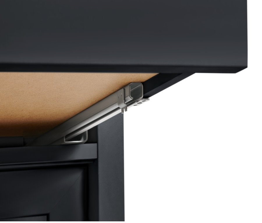 Detailaufnahme eines schwarzen Schranks mit Metallschienen.