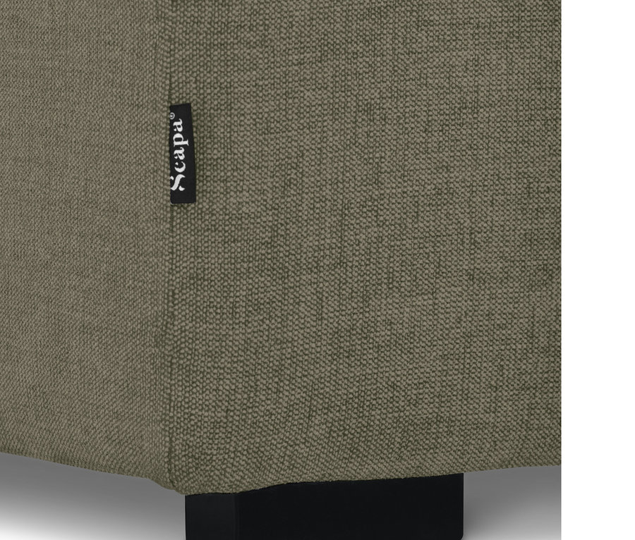 Detailansicht eines hellgrünen Scapa Dreisitzer-Sofas mit schwarzem Bein und Etikett.