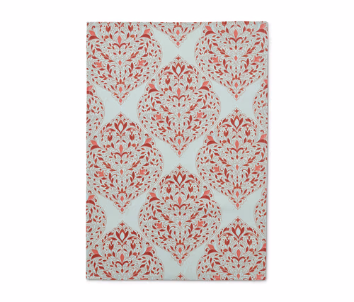 Ein Stoff mit einem sich wiederholenden Muster aus roten floralen Motiven auf hellblauem Hintergrund. Es handelt sich um 3 Geschirrtücher.