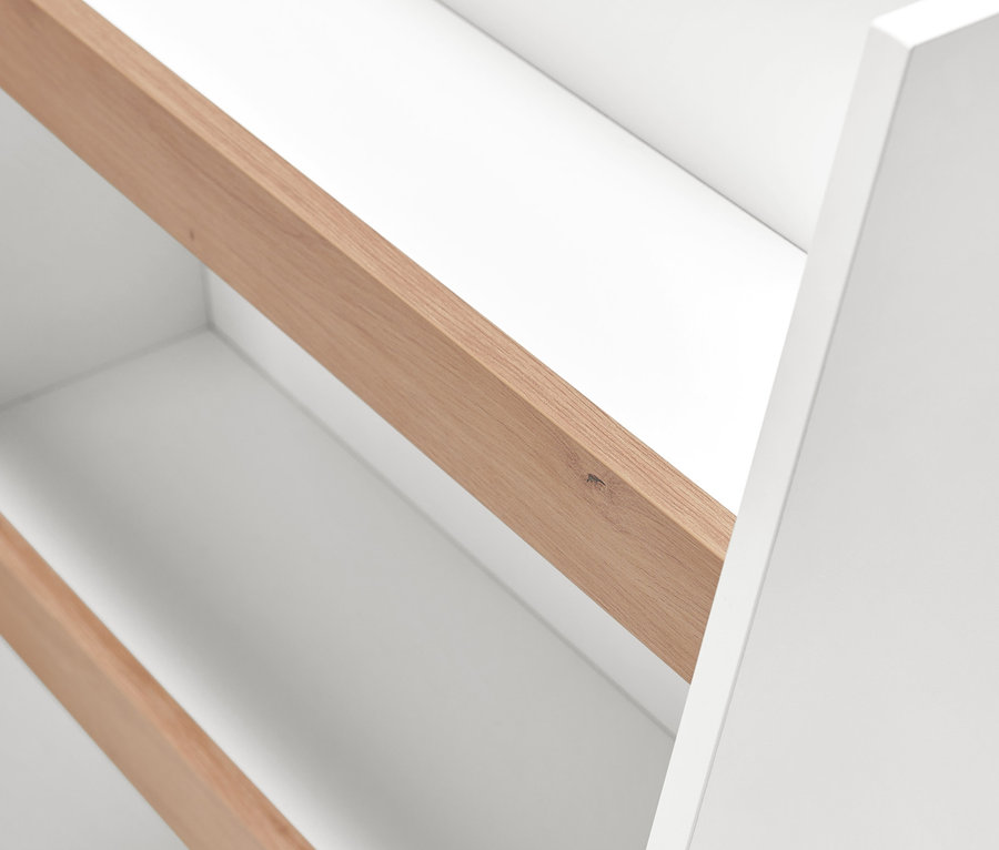 Detailaufnahme eines Stufenregals.