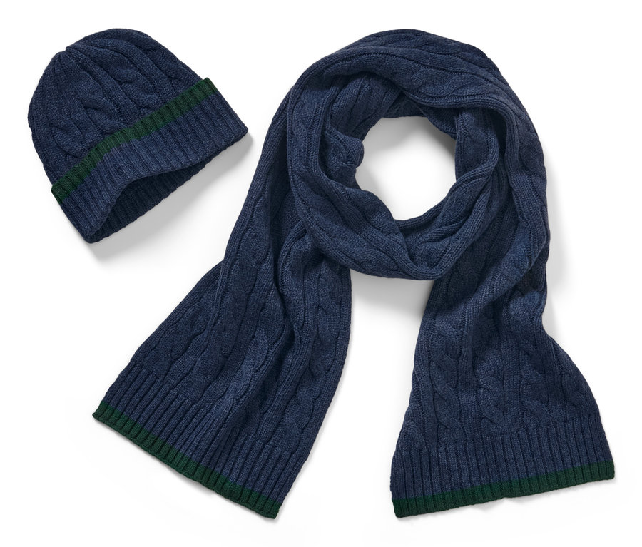 Blaues Strick-Set aus Mütze und Schal mit Zopfmuster.