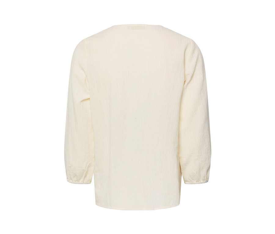 Detailansicht der Rückseite einer Bluse mit Volantkragen in Creme.