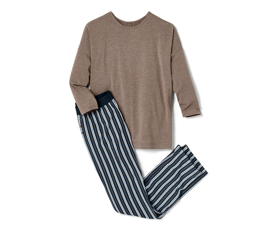 Ein brauner, langärmliger Pyjama und eine blau-weiss gestreifte Hose liegen auf einem weißen Hintergrund.