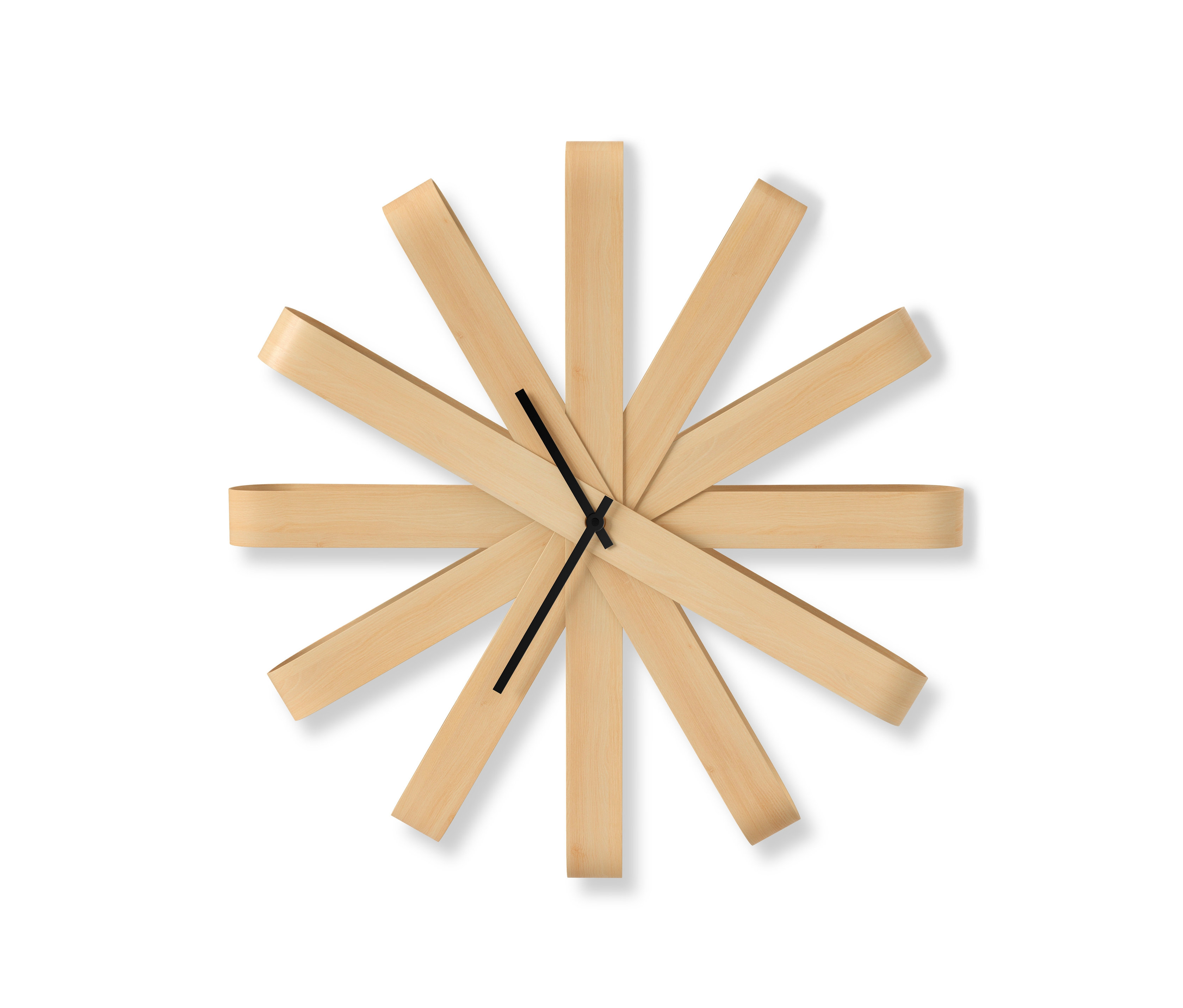 Hölzerne Wanduhr mit schwarzen Zeigern.