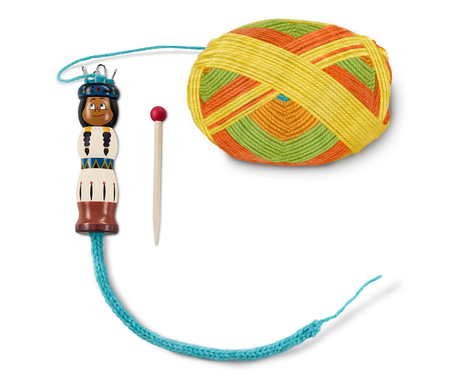 Yakari-Strickliesel-Set mit einem Wollknäuel, einer Stricknadel und einem Strickrahmen.
