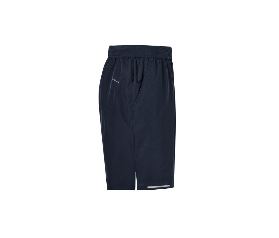Marineblaue Sportshorts.